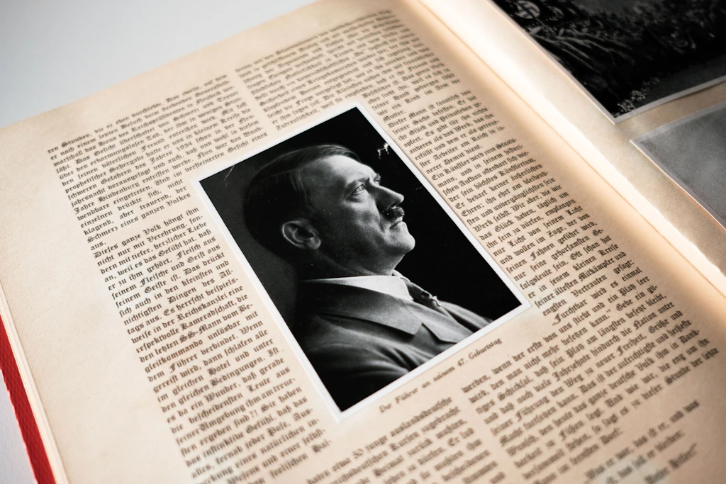 Adolf Hitler beim Eintopfessen: Wie mich ein NS-Sammelbildband zur Aufarbeitung zwang