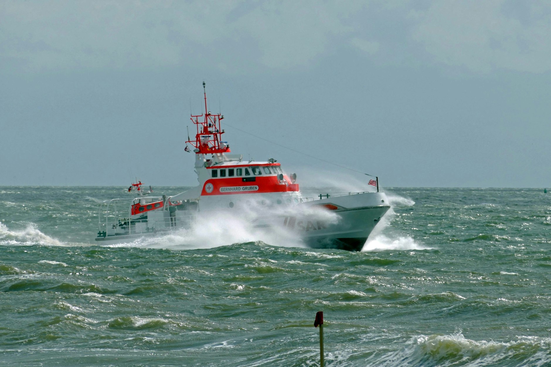 Vor der Küste Helgolands sind zwei Frachter zusammengestoßen. Eine Rettungsaktion läuft.