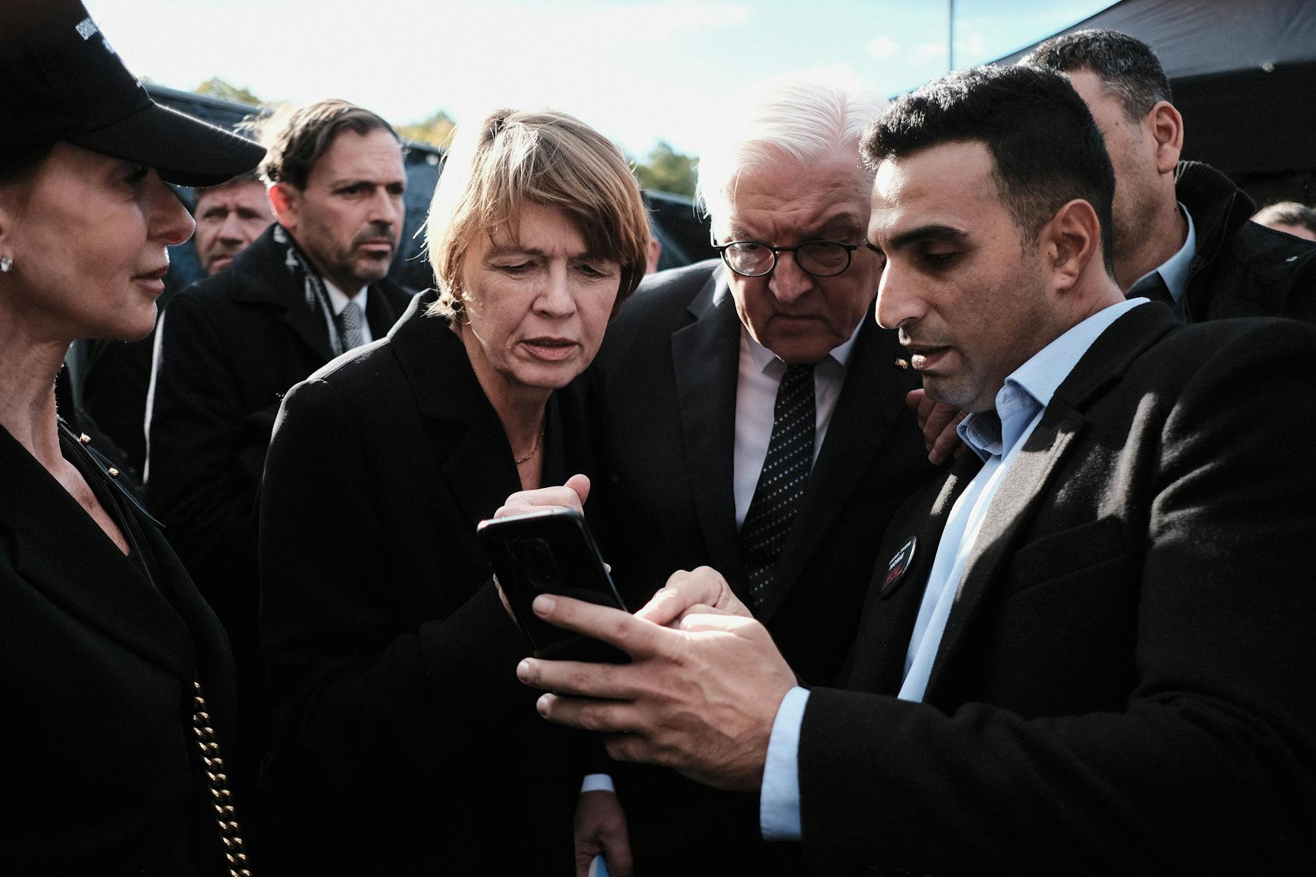 Yoni Asher (r.) mit Frank-Walter Steinmeier und seiner Frau Elke Büdenbender vor dem Brandenburger Tor.