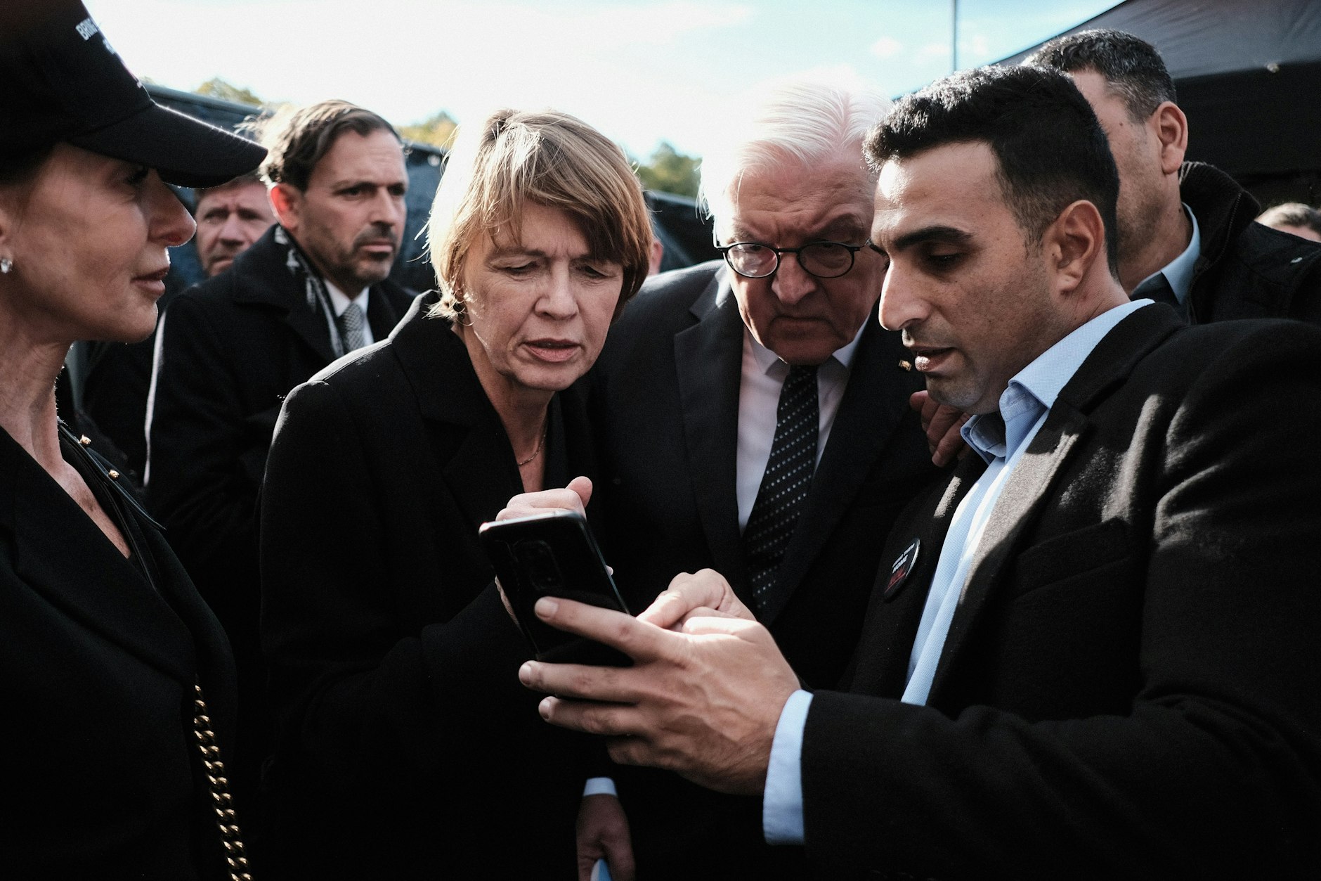 Yoni Asher (r.) mit Frank-Walter Steinmeier und seiner Frau Elke Büdenbender vor dem Brandenburger Tor.