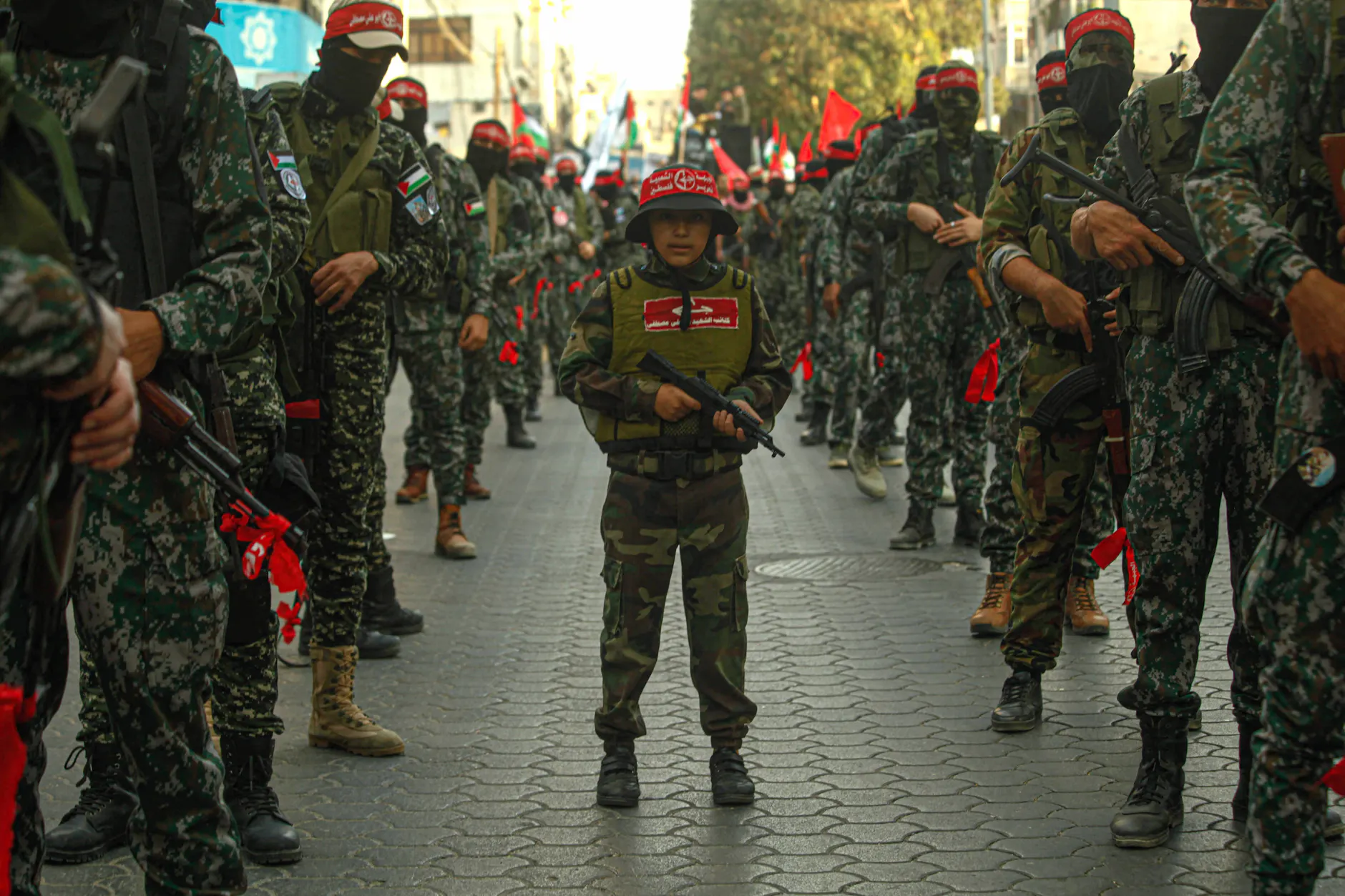 Mit Uniform und Waffe: Ein Kind bei einer Militärparade der PFLP im Oktober 2022 in Gaza-Stadt