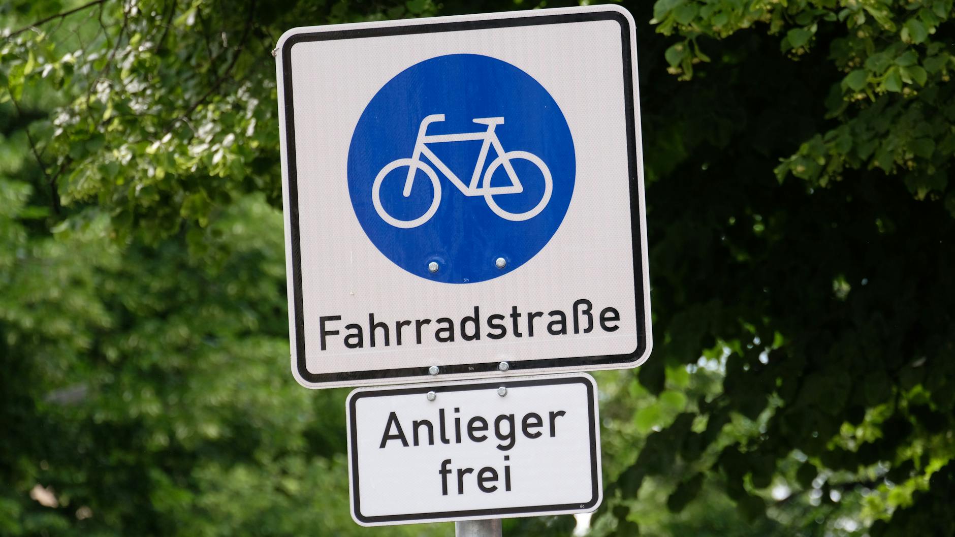 Dieses Schild schreibt die Regeln für Fahrradstraßen vor: Hier sind nur Fahrräder erlaubt - Autos dürfen nur dann fahren, wenn ein berechtigtes Anliegen besteht.