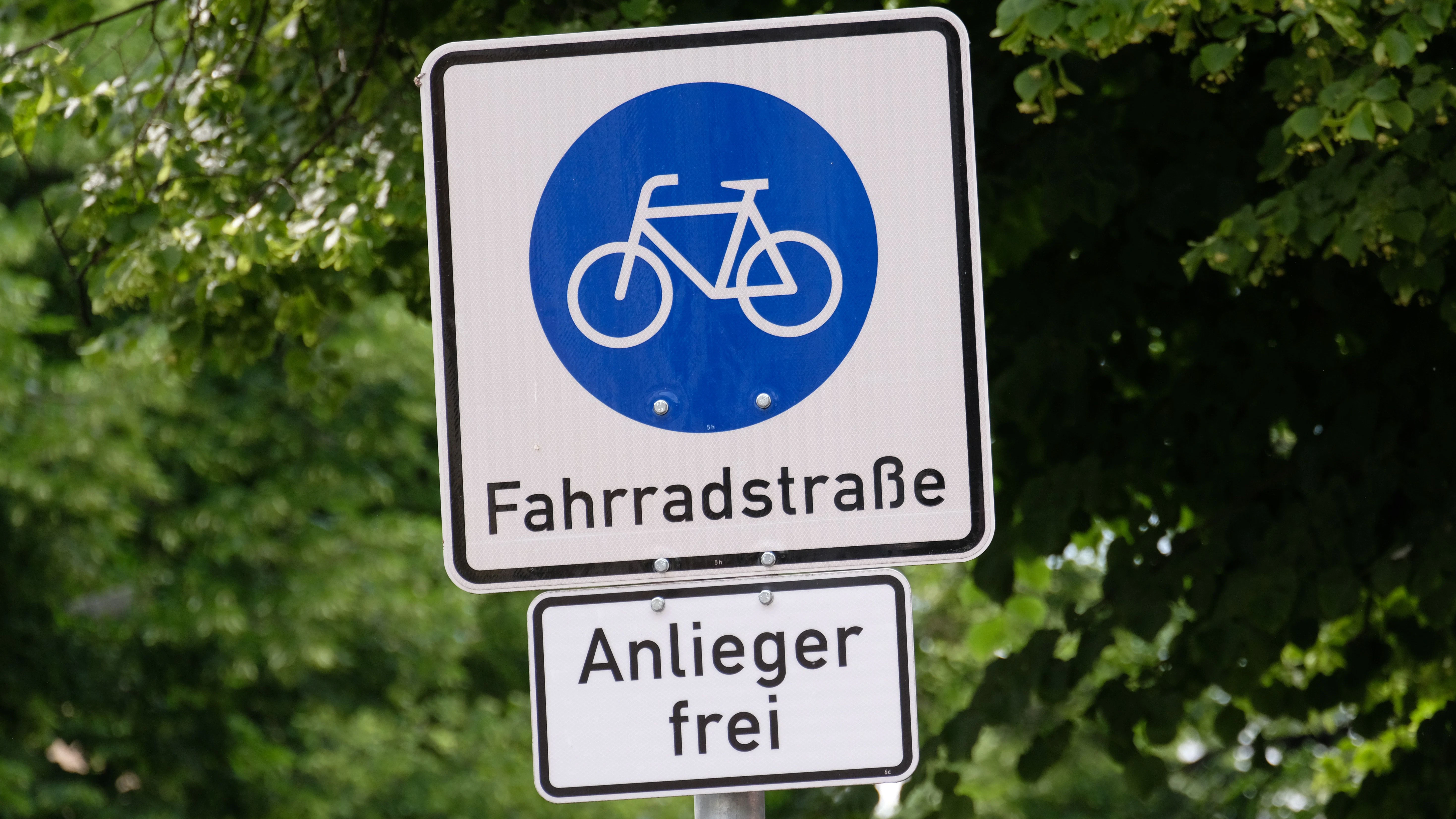 Dieses Schild schreibt die Regeln für Fahrradstraßen vor: Hier sind nur Fahrräder erlaubt - Autos dürfen nur dann fahren, wenn ein berechtigtes Anliegen besteht.