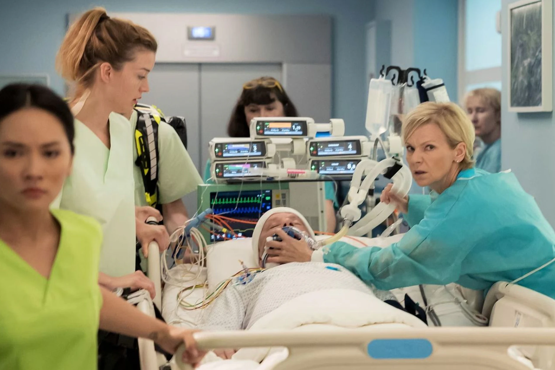Dr. Heilmann (Thomas Rühmann, liegend) muss dringend zur Not-OP. Dr. Kathrin Globisch (Andrea Kathrin Loewig) weicht nicht von seiner Seite. 