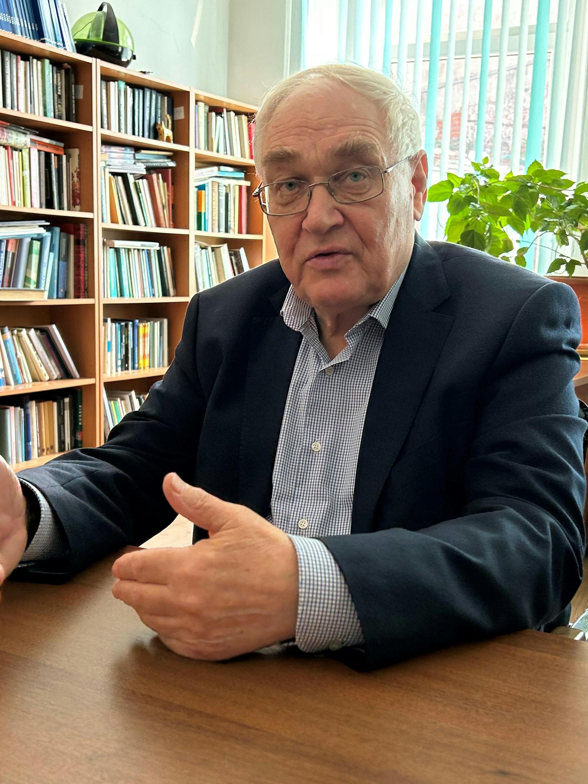 Lew Gudkow, russischer Soziologe, sitzt in seinem Büro im Zentrum der russischen Hauptstadt an einem Schreibtisch.