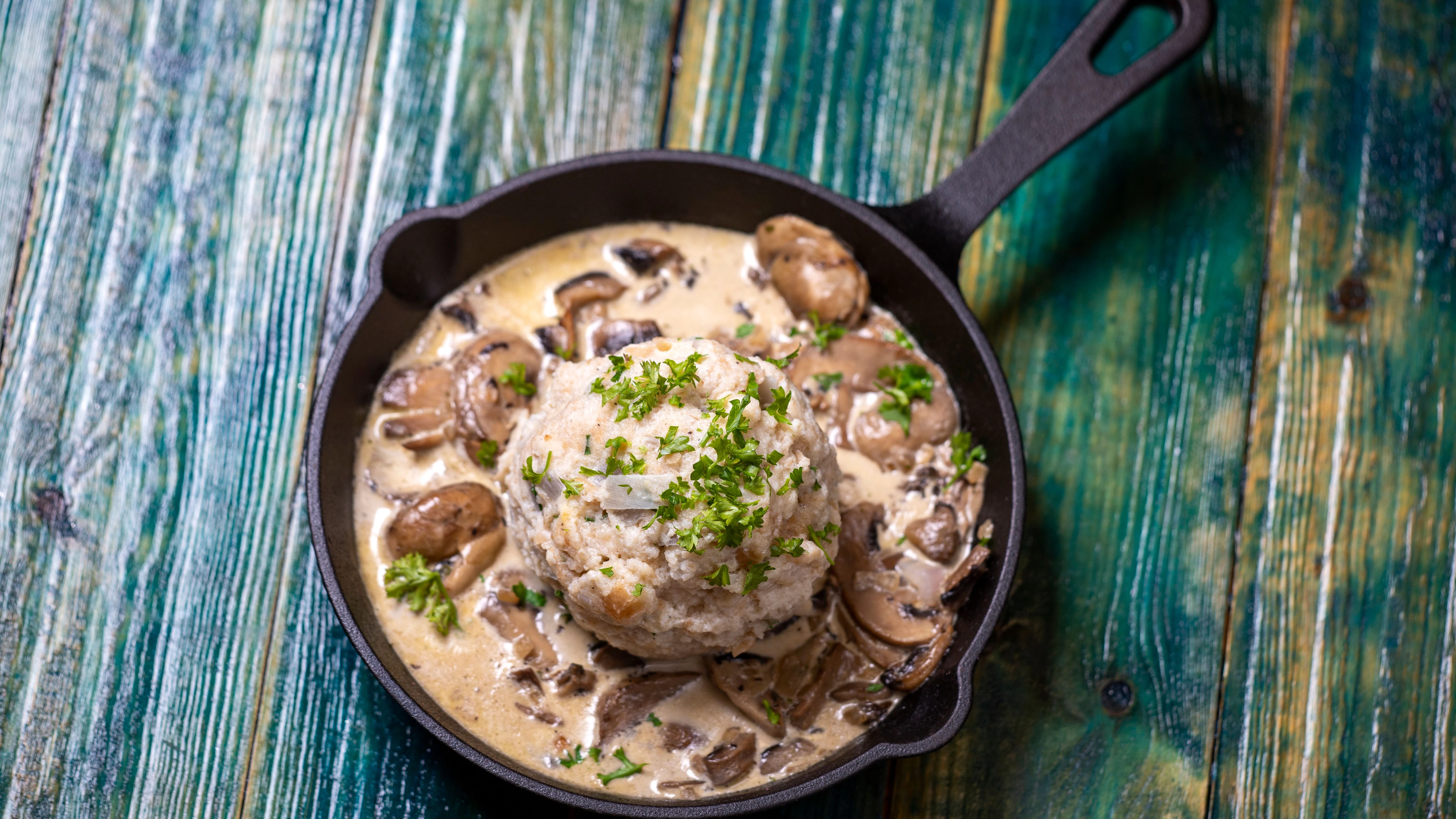 Leckere Hausmannskost, ganz ohne Fleisch: Dieses Rezept für Serviettenknödel mit Pilzen schmeckt der ganzen Familie - es ist herrlich würzig, die Knödel sehr zart.