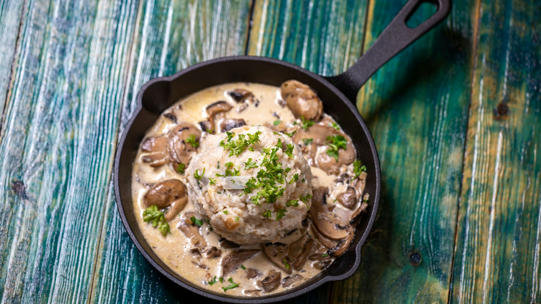 Leckere Hausmannskost, ganz ohne Fleisch: Dieses Rezept für Serviettenknödel mit Pilzen schmeckt der ganzen Familie - es ist herrlich würzig, die Knödel sehr zart.