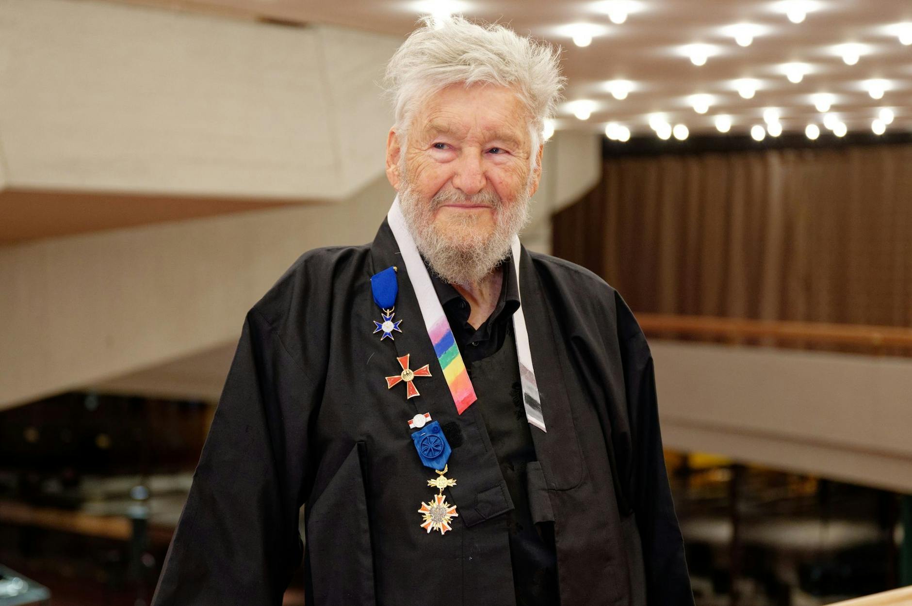 ARCHIV - Der Regisseur Achim Freyer steht im Foyer des Düsseldorfer Schauspielhauses.