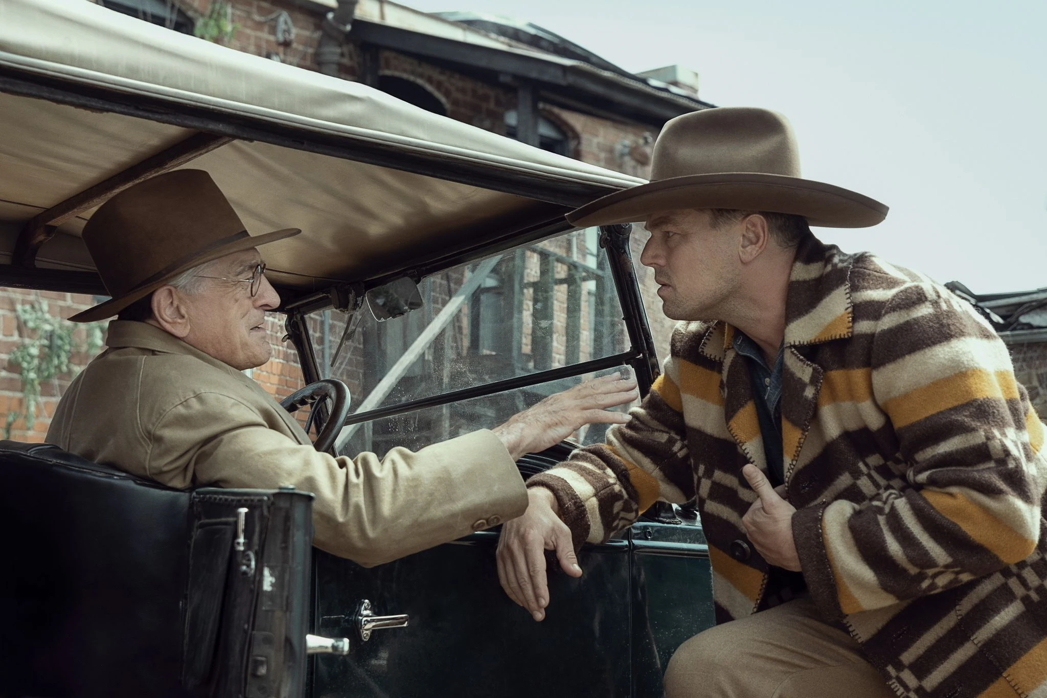 HANDOUT - Robert De Niro (l) und Leonardo DiCaprio  in einer Szene aus «Killers Of The Flower Moon».  