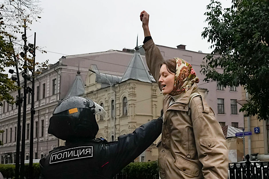 Eine Demonstrantin protestiert in Moskau gegen die Teilmobilisierung wegen des Angriffskriegs gegen die Ukraine.
