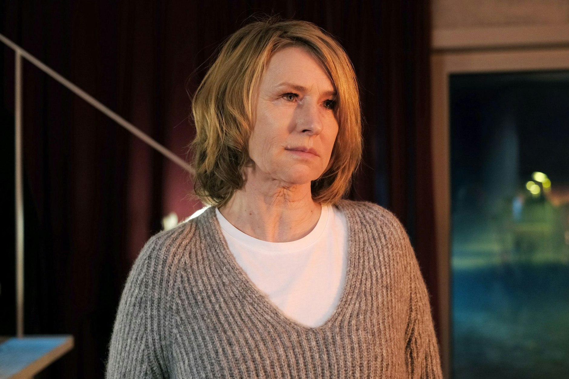 Der Besuch ihrer Tochter, die Beschuldigungen gegen ihren Freund – Henriette (Corinna Harfouch) muss einige Überraschungen verarbeiten. 