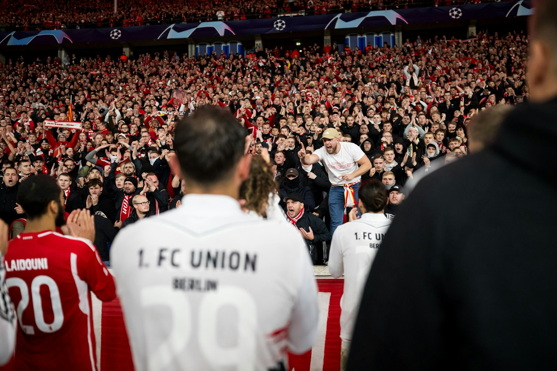 Der harte Kern der Fans des 1. FC Union machte die Mannschaft nach dem 0:1 gegen Neapel heiß auf das Spiel in Bremen.