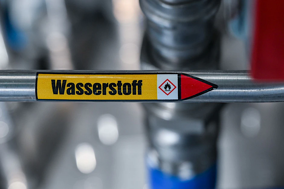 ARCHIV - "Wasserstoff" steht auf einer Leitung.  