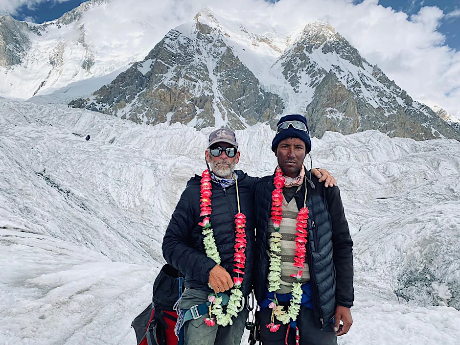HANDOUT - Ghulam Murtaza Sadpara (r.) und ein anderer Bergsteiger bei der Besteigung des Gasherbrum II in Pakistan 2021.  