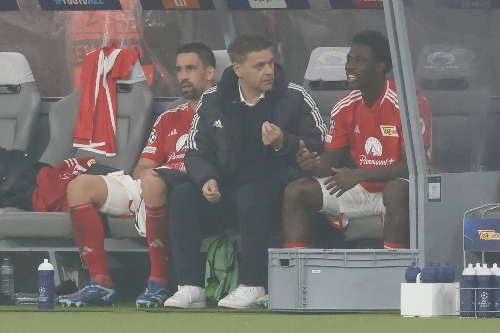 Nach seinem verweigerten Handschlag durfte sich David Fofana (r.) auf der Bank ein paar Worte von Union-Manager Oliver Ruhnert anhören.