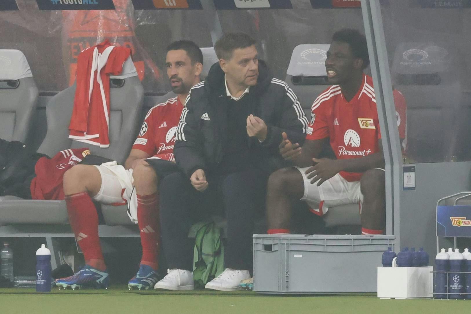 Nach seinem verweigerten Handschlag durfte sich David Fofana (r.) auf der Bank ein paar Worte von Union-Manager Oliver Ruhnert anhören.