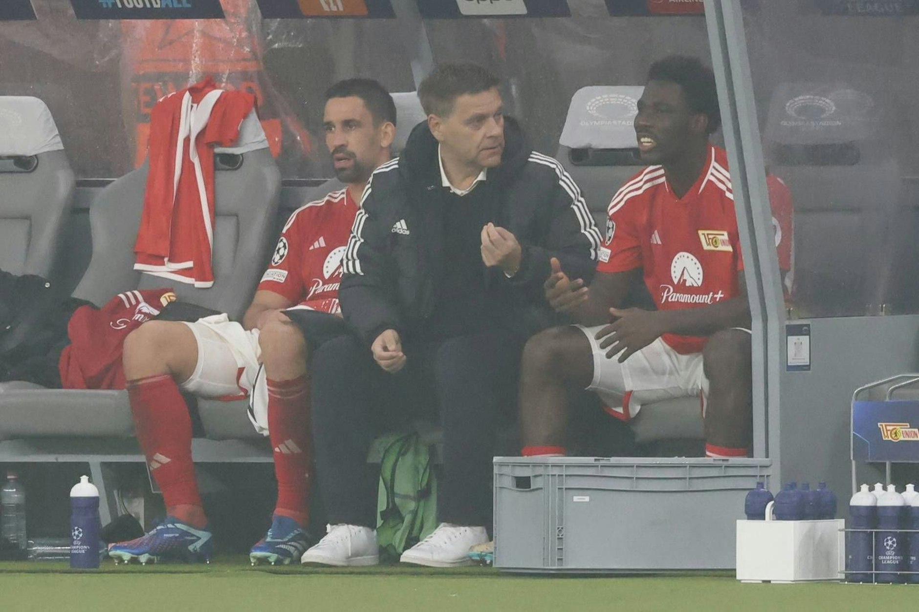 Nach seinem verweigerten Handschlag durfte sich David Fofana (r.) auf der Bank ein paar Worte von Union-Manager Oliver Ruhnert anhören.