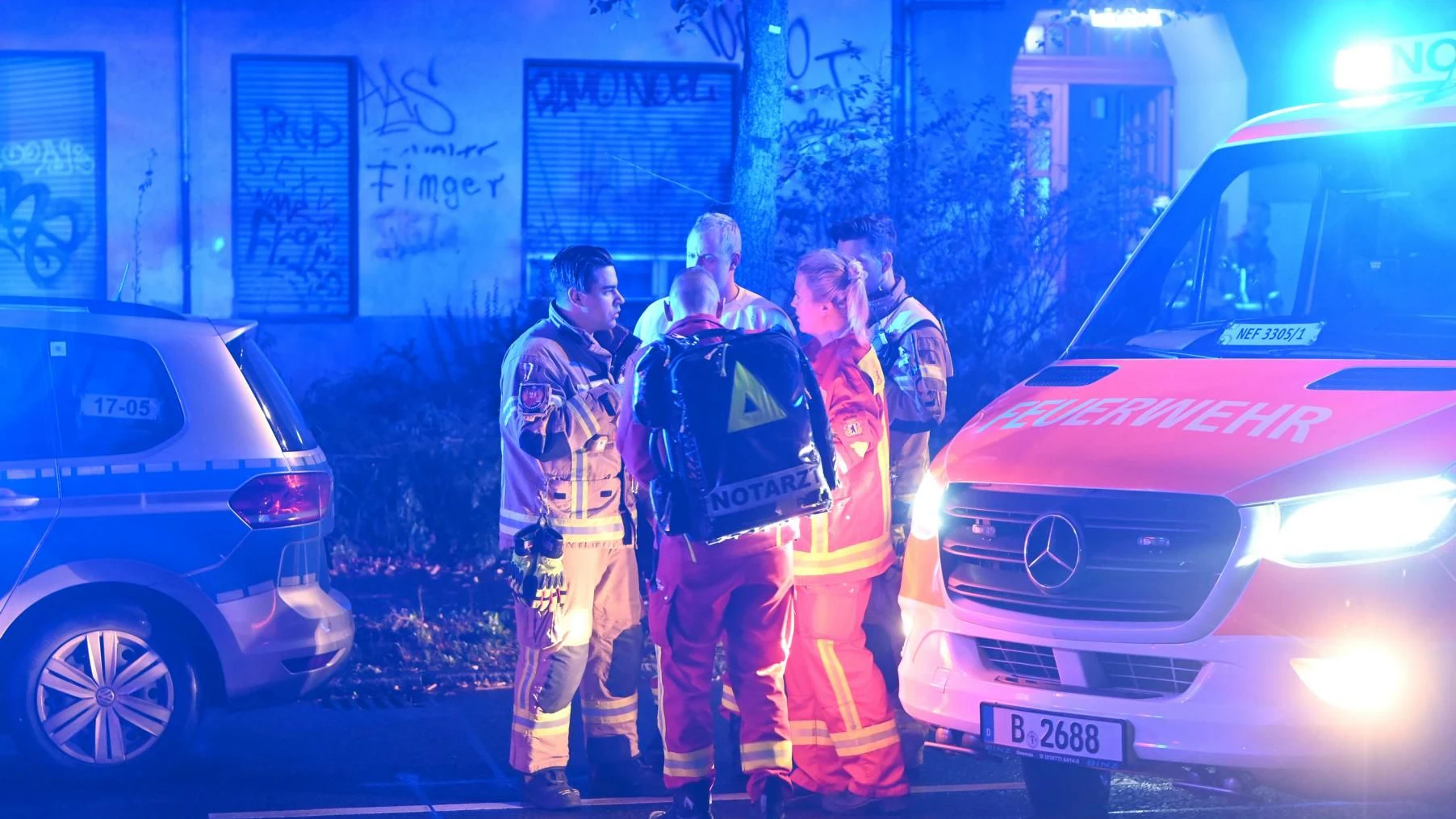 Polizei und Rettungskräfte waren in der Nacht mit einem Großaufgebot vor Ort, nachdem es zu der Bluttat in der Seestraße in Wedding gekommen war.