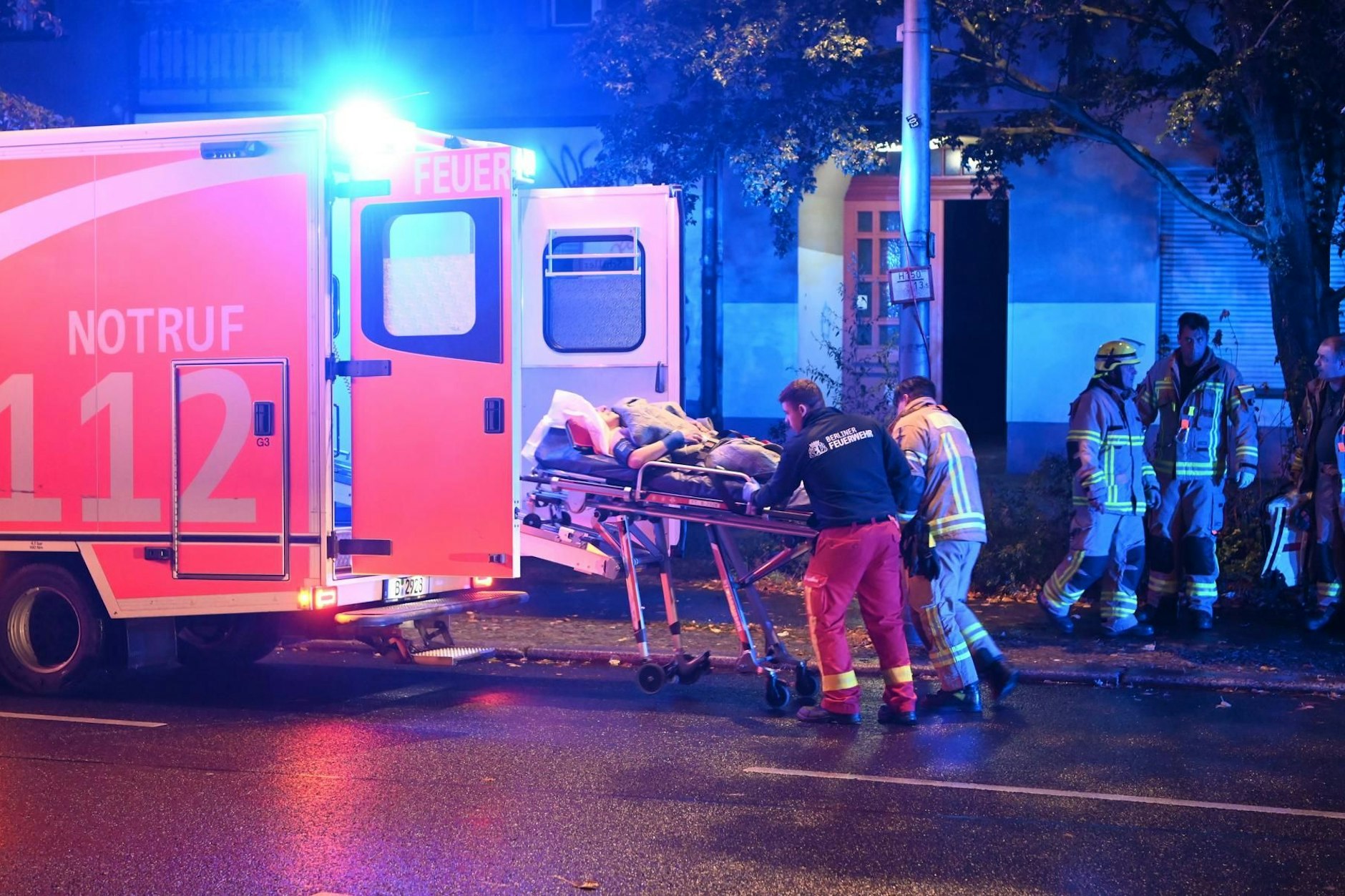 Im Berliner Stadtteil Wedding wurde eine Frau lebensgefährlich verletzt. Sie musste in ein nahe gelegenes Krankenhaus gebracht und notoperiert werden.