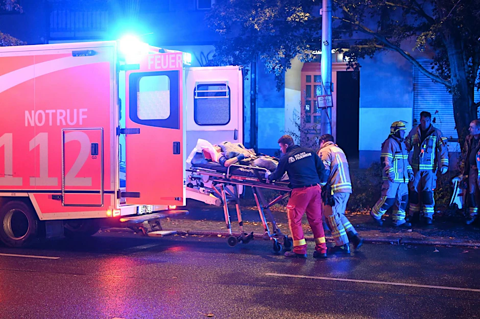 Im Berliner Stadtteil Wedding wurde eine Frau lebensgefährlich verletzt. Sie musste in ein nahe gelegenes Krankenhaus gebracht und notoperiert werden.