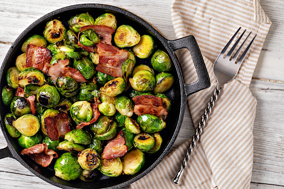 Dieses Rezept für Rosenkohl mit Bacon aus der Pfanne passt perfekt in die leckere Feierabendküche - es ist schnell gemacht und braucht nur vier Zutaten.