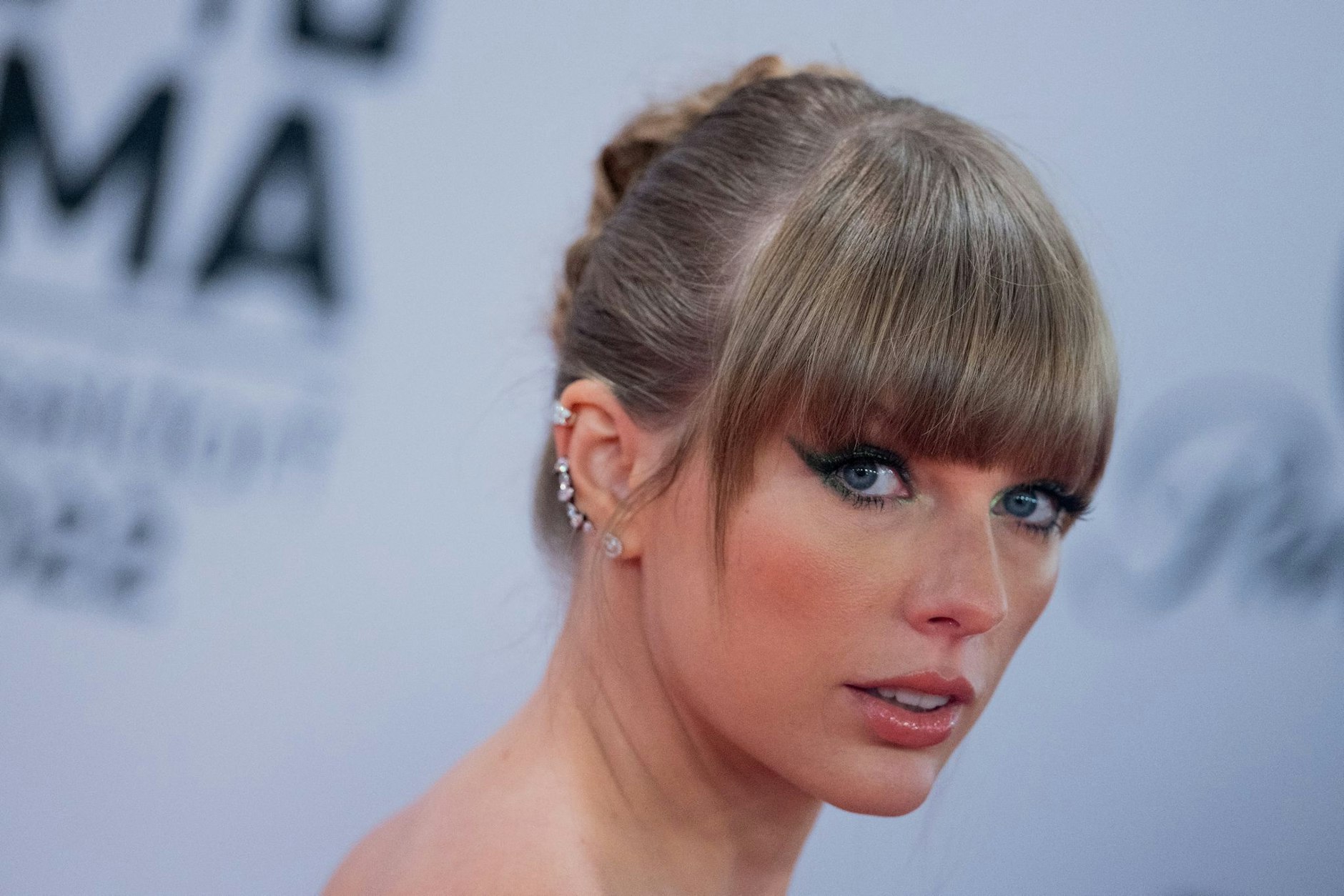 ARCHIV - Taylor Swift auf dem Roten Teppich der MTV Europe Music Awards vergangenes Jahr in Düsseldorf.  