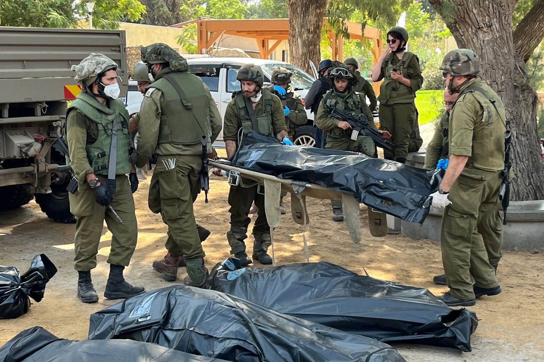 Leichen von Bewohnern aus dem Kibbuz Kfar Aza werden von israelischen Soldaten weggetragen.