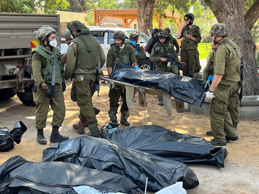 Hamas-Massaker: „Schlamm, der sich mit Blut mischte. Und immer das Geräusch von Explosionen“