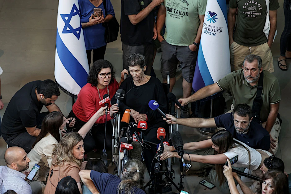 Yocheved Lifschitz (M), eine der von der Hamas freigelassenen Geiseln, spricht einen Tag nach ihrer Freilassung.  