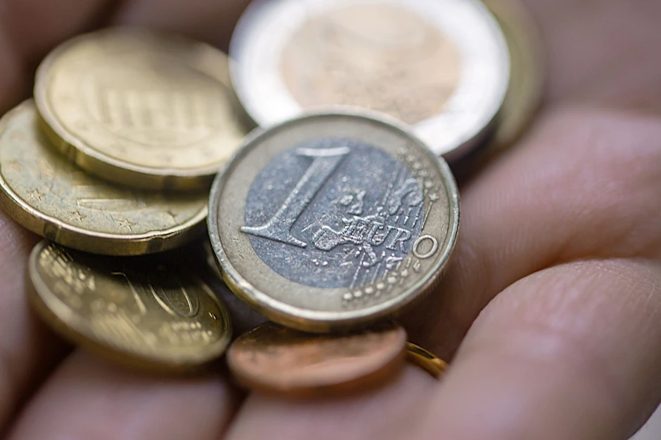 ARCHIV - Anhaltende Krisen und Inflation bringt viele Menschen dazu beim Einkaufen, Restaurantbesuch oder Urlaub zu verzichten.  