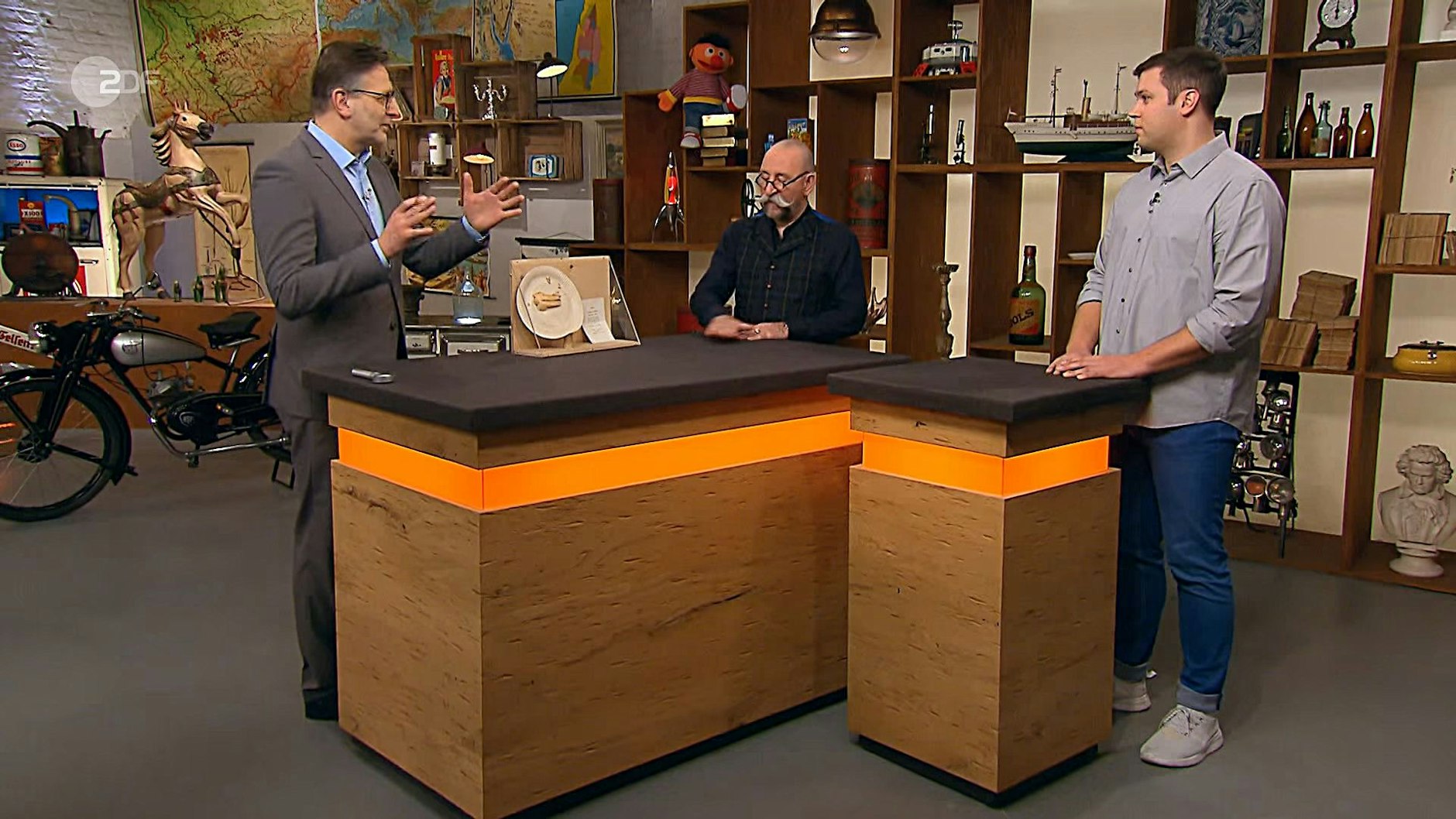 Kandidat Dominik mit Experte Detlev Kümmel und Moderator Horst Lichter bei „Bares für Rares“.