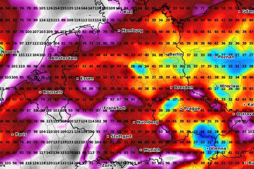 In der nächsten Zeit wird es in Teilen von Deutschlands ziemlich nass: Es fallen teils große Regenmengen, wie die Prognose zeigt.