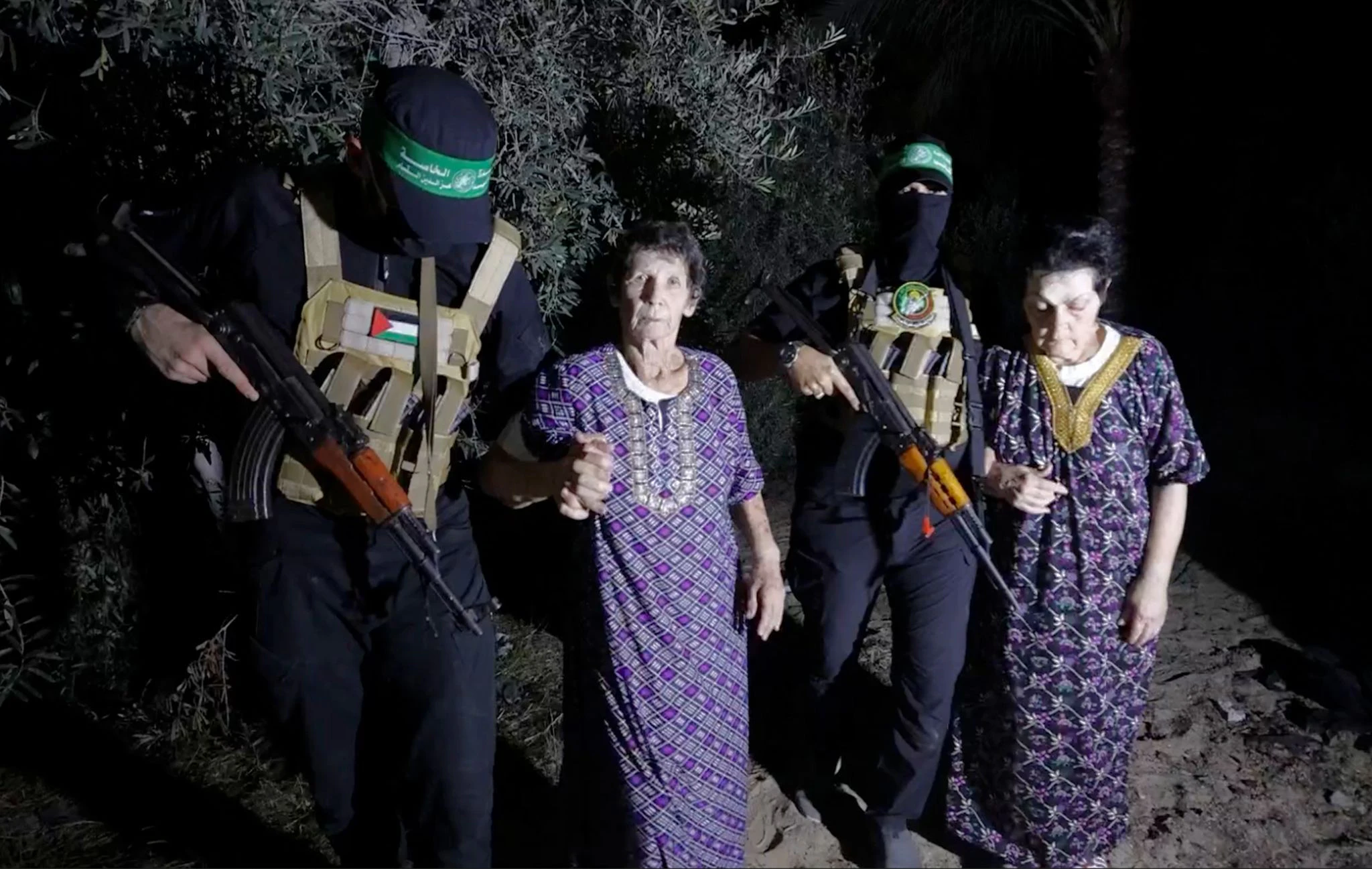HANDOUT - Dieses Videostandbild wurde von den Al-Qassam-Brigaden auf ihrem Telegramm-Kanal veröffentlicht. Es zeigt die zwei 79 und 85 Jahre alten Frauen, die von der Hamas dem Roten Kreuz übergeben wurden.  