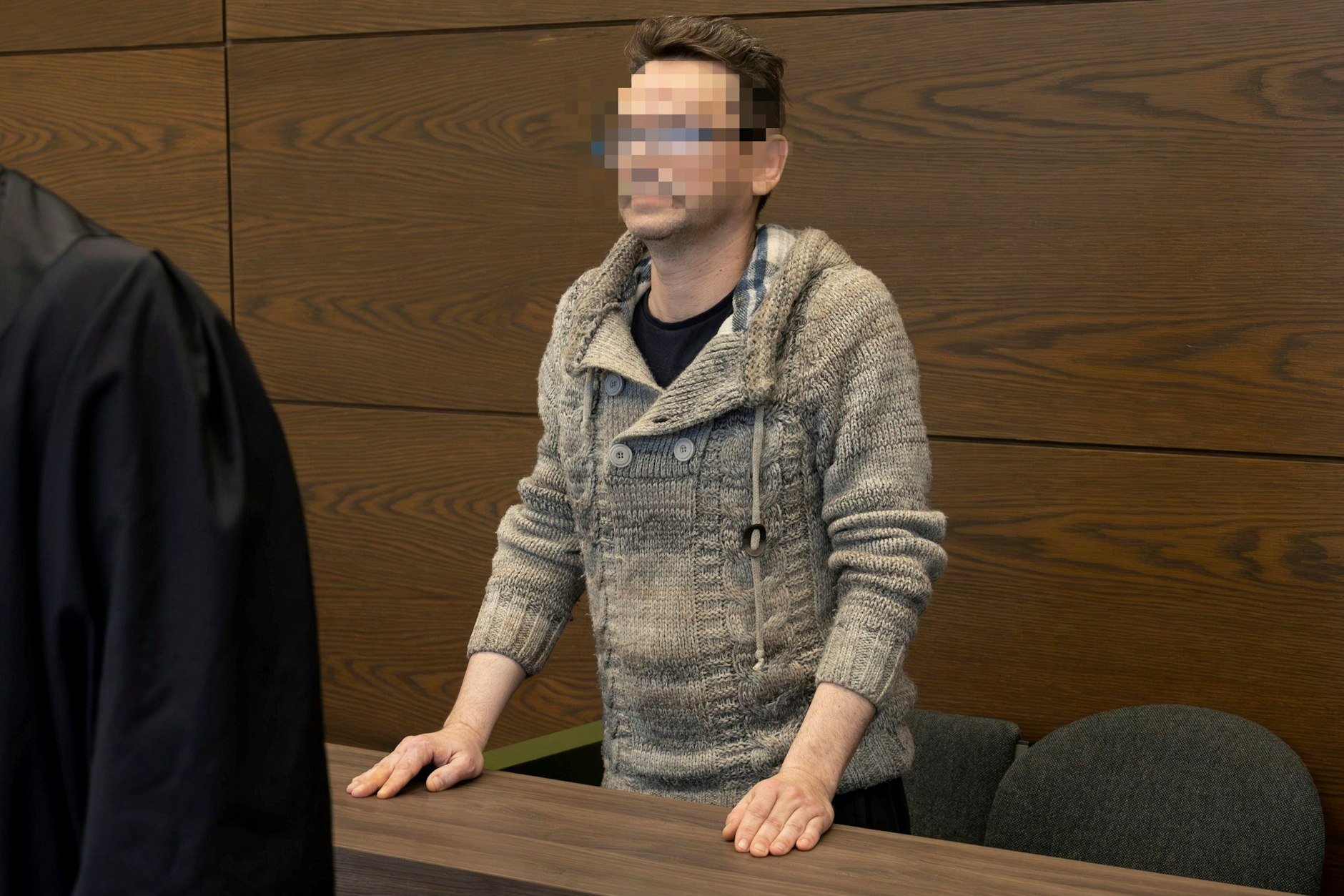 Vor dem Amtsgericht: Zweimal tickte Eugen B. (44) wegen Ukraine-Fahnen aus, bei einer dritten Tat wollte er sich mit einer brennenden Wohnungstür an seinen Eltern rächen.