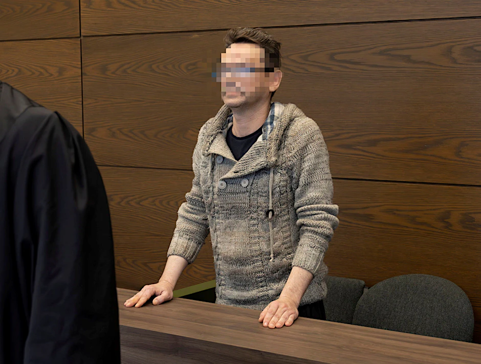 Vor dem Amtsgericht: Zweimal tickte Eugen B. (44) wegen Ukraine-Fahnen aus, bei einer dritten Tat wollte er sich mit einer brennenden Wohnungstür an seinen Eltern rächen.