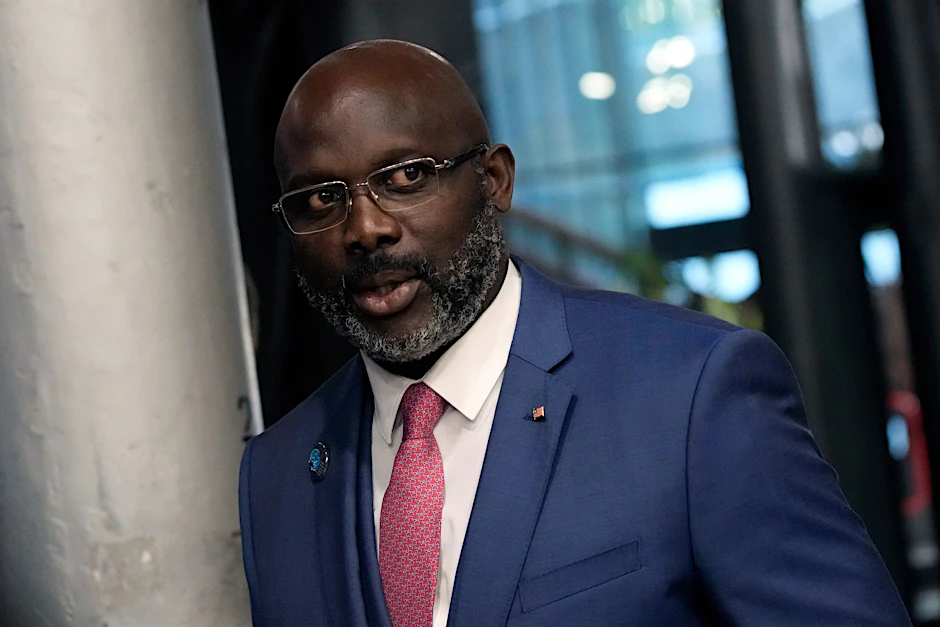 ARCHIV - Amtsinhaber George Weah liegt mit einer hauchdünnen Mehrheit vor Herausforderer Joseph Boakai.  