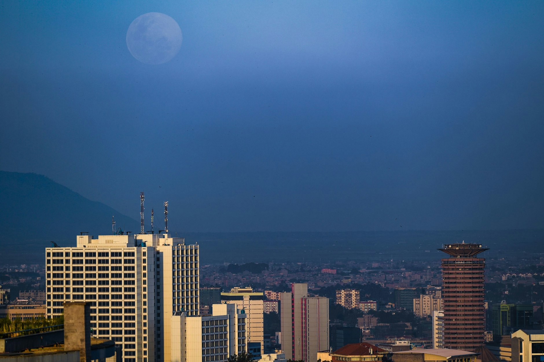 Der Vollmond steigt über den Hochhäusern von Nairobi auf. Fürs neue Jahr empfiehlt ein Reiseführer der 50 Jahre alten Marke „Lonely Planet“ wieder Dutzende Ziele.
