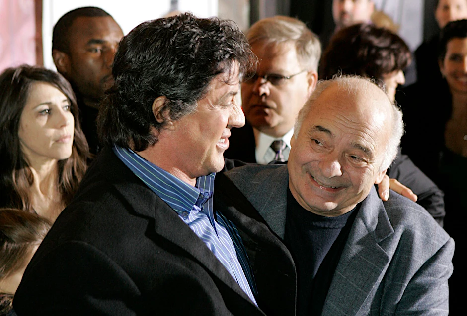 ARCHIV - Sylvester Stallone (l) umarmt Burt Young (2006).  