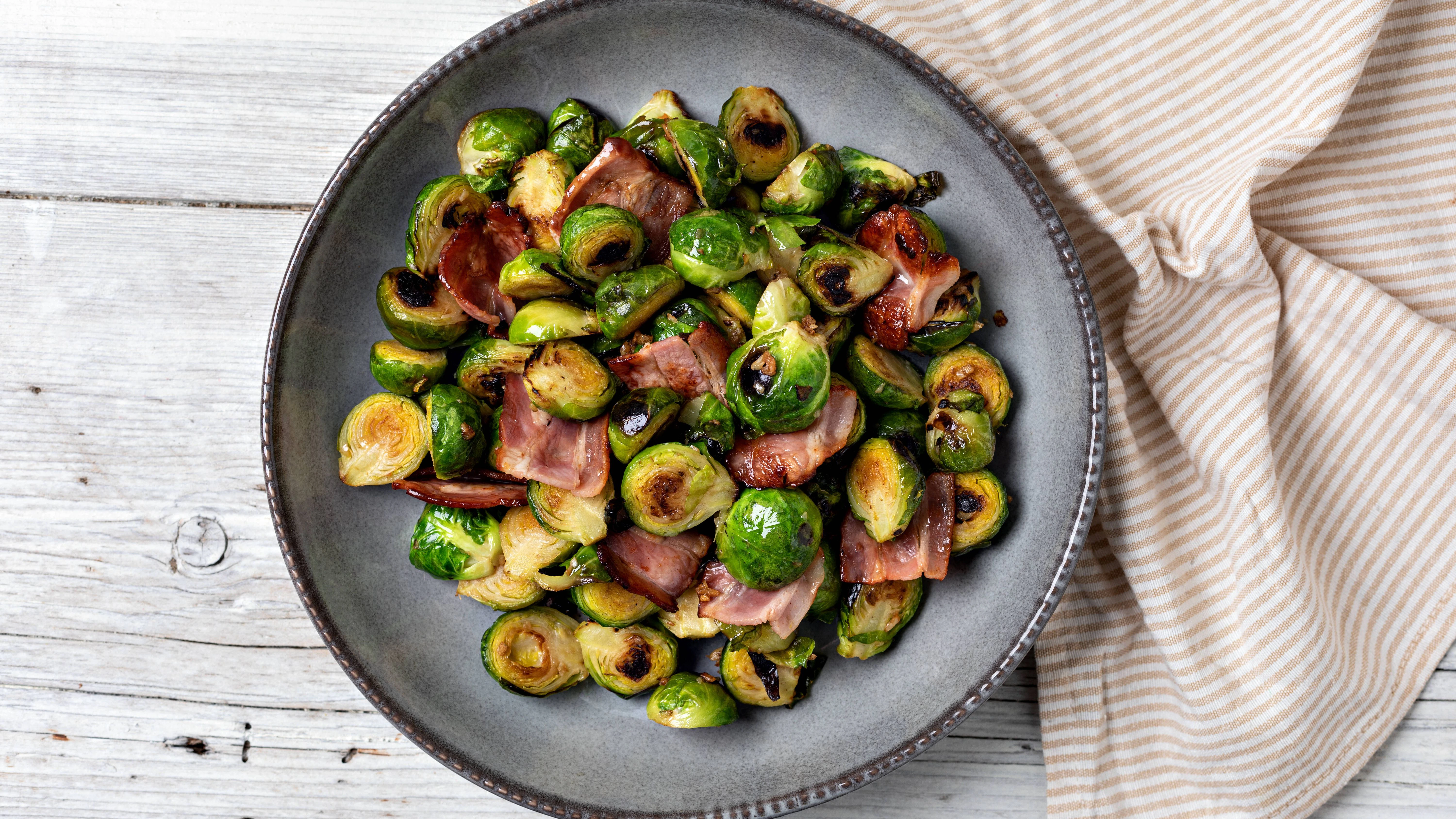 Leicht zu machen und schnell serviert: Rosenkohl mit Bacon aus der Pfanne ist deftig und würzig, das perfekte Feierabend-Rezept!
