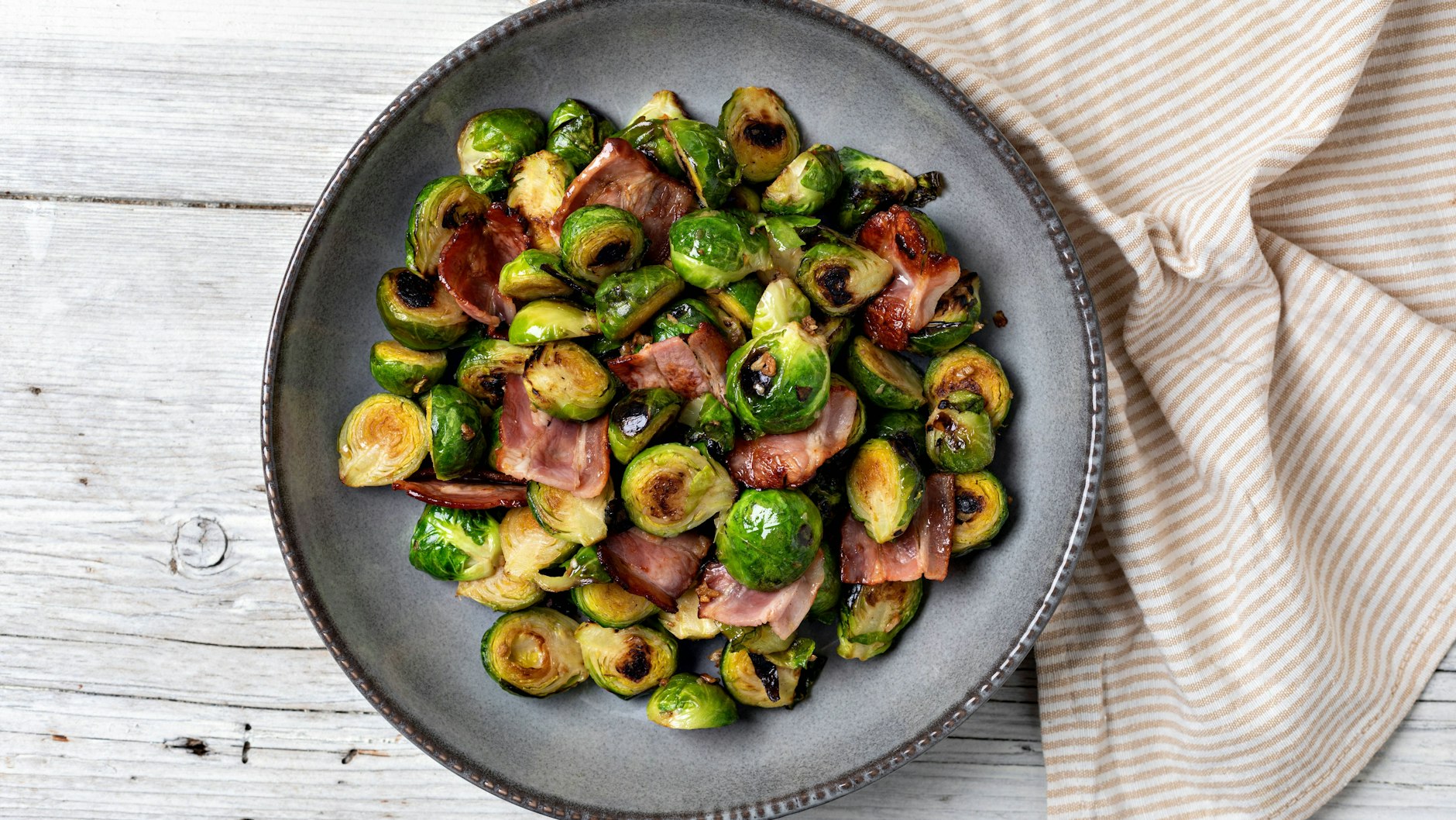 Leicht zu machen und schnell serviert: Rosenkohl mit Bacon aus der Pfanne ist deftig und würzig, das perfekte Feierabend-Rezept!