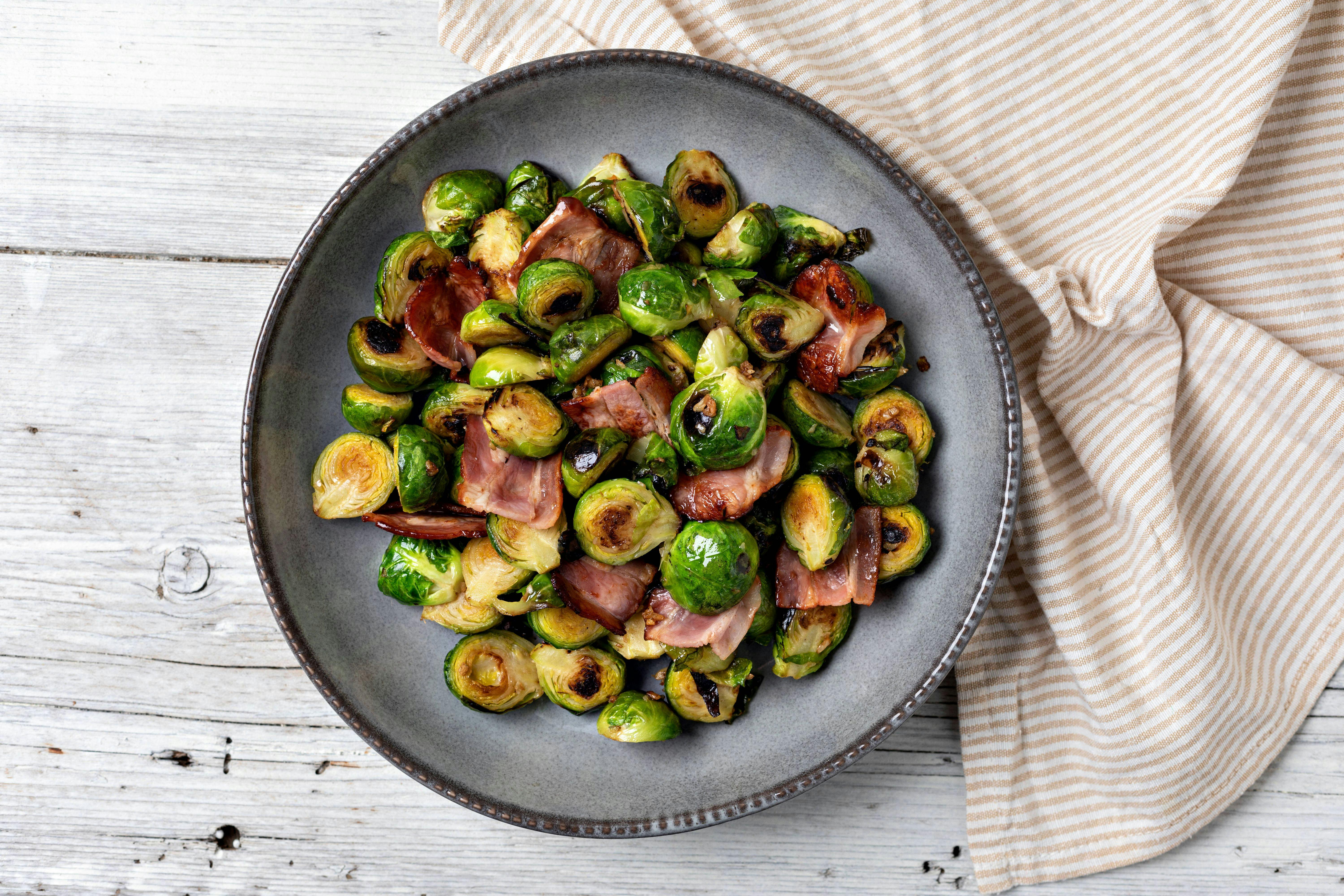 Tolles Rezept für Rosenkohl mit Bacon aus der Pfanne: Nur vier Zutaten