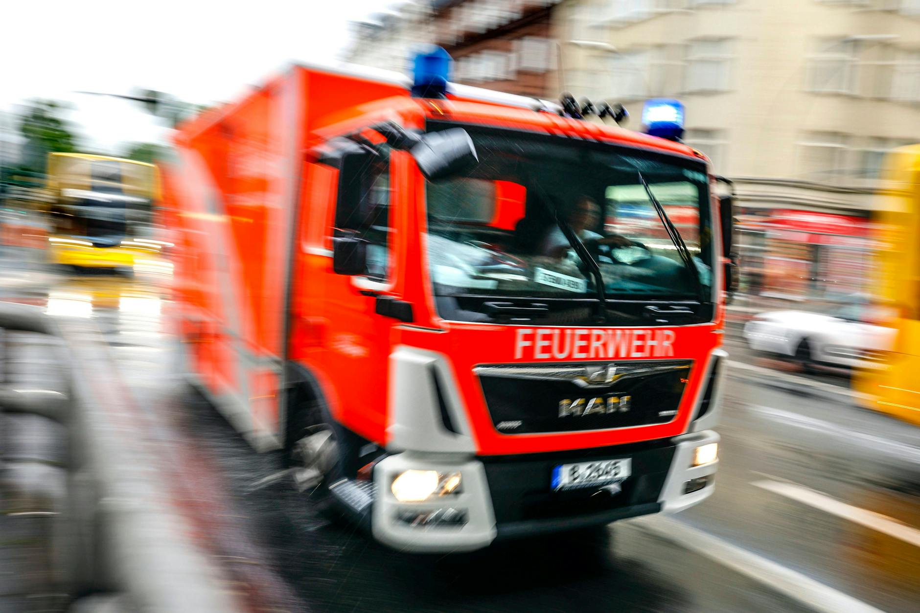 Die Feuerwehr musste am Morgen zu einem Brand in einem Hochhaus in Friedrichsfelde ausrücken. (Symbolfoto)