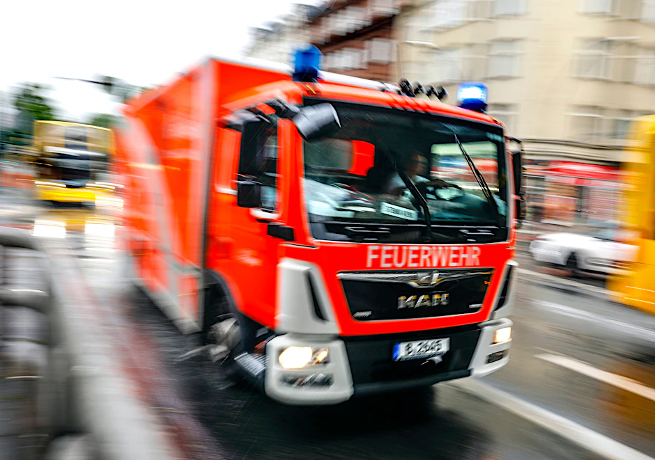 Die Feuerwehr musste am Morgen zu einem Brand in einem Hochhaus in Friedrichsfelde ausrücken. (Symbolfoto)