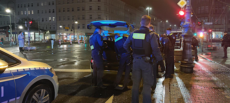 Die Polizei hat in der Nacht zum Mittwoch auf der Hasenheide mehrere Fahrzeuge durchsucht.