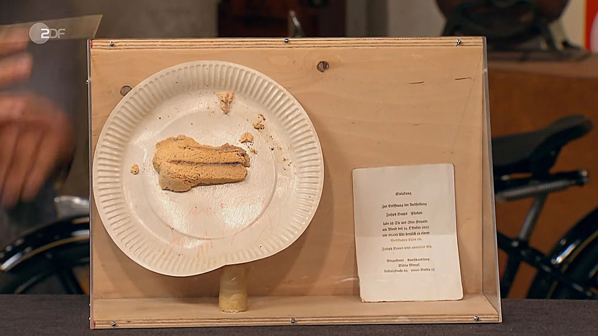 Der Kuchen hinter Plexiglas entzückte bei „Bares für Rares“ einfach alle - Experten, Moderator Horst Lichter und die Händler.