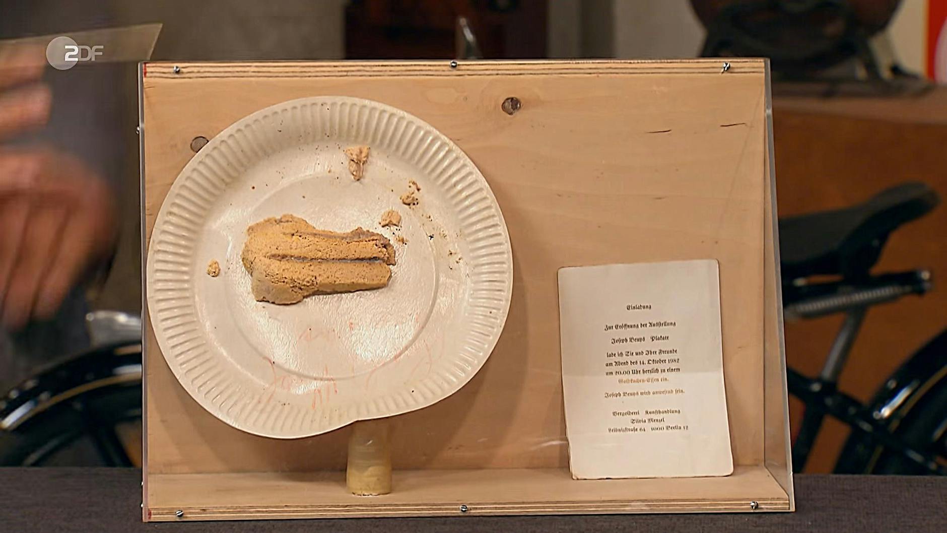 Der Kuchen hinter Plexiglas entzückte bei „Bares für Rares“ einfach alle - Experten, Moderator Horst Lichter und die Händler.