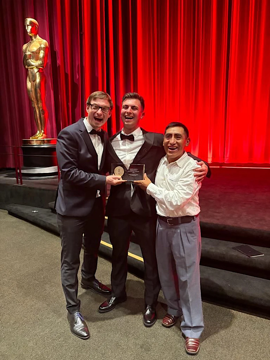 Der Berliner Filmkomponist Sascha Blank (links) hat seinen Studenten-Oscar in Beverly Hills verliehen bekommen.