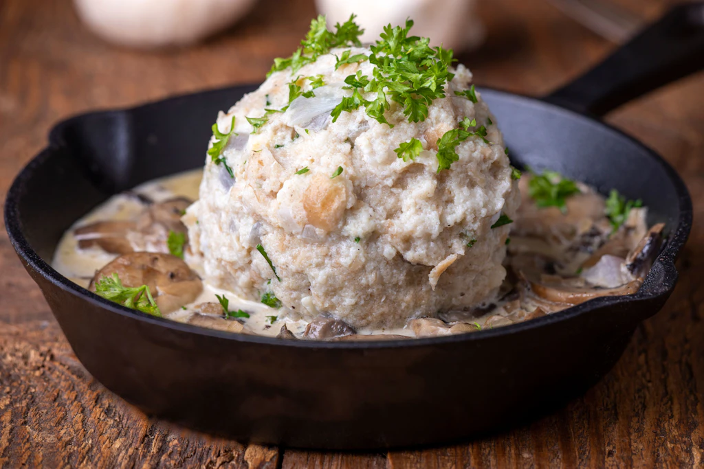 Rezept für Serviettenknödel mit Pilzen: Dieses Herbst-Gericht ist SO LECKER!