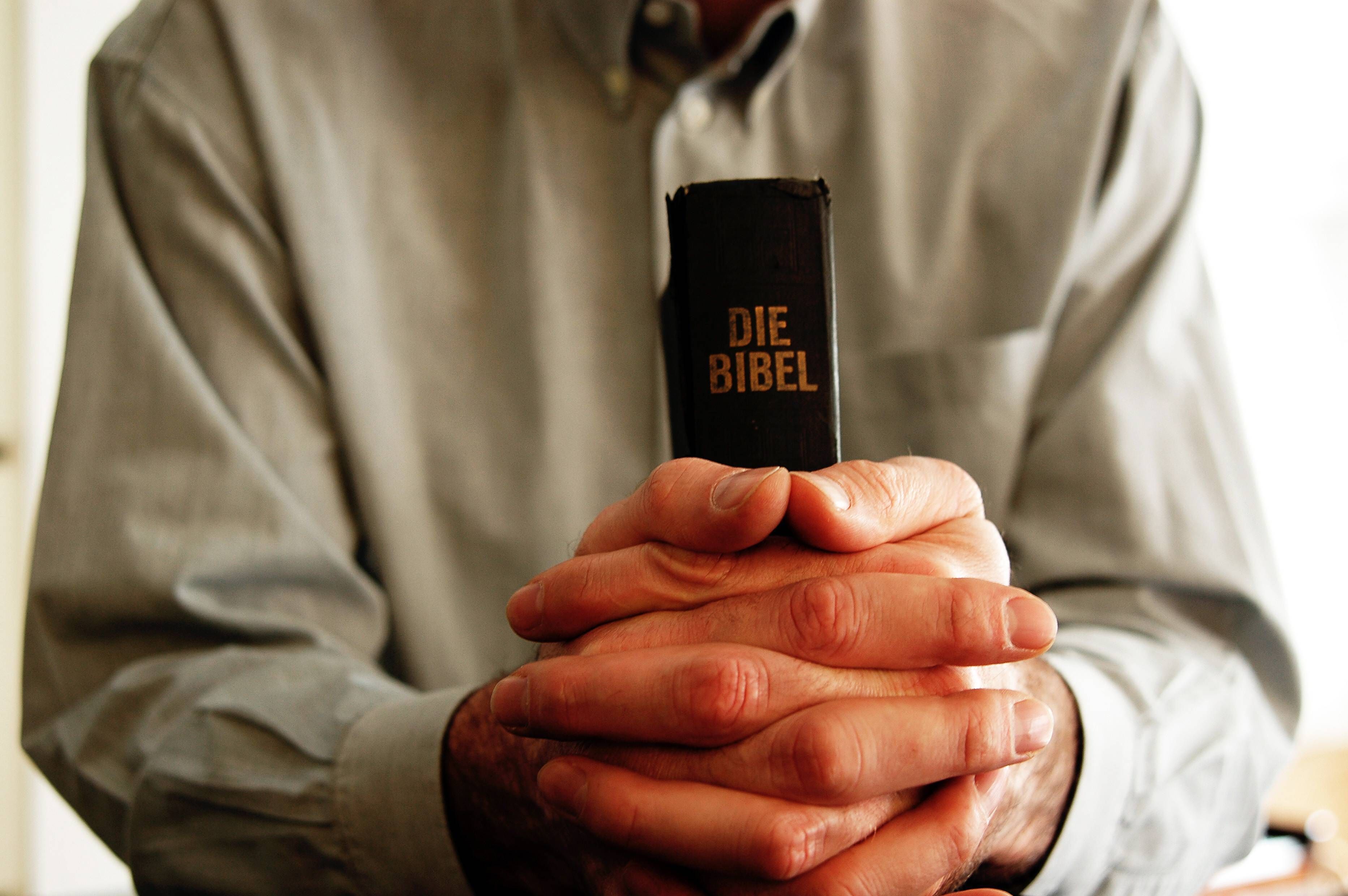 Berliner Rentner legt Schockanruf-Betrügerin mit Bibel rein!