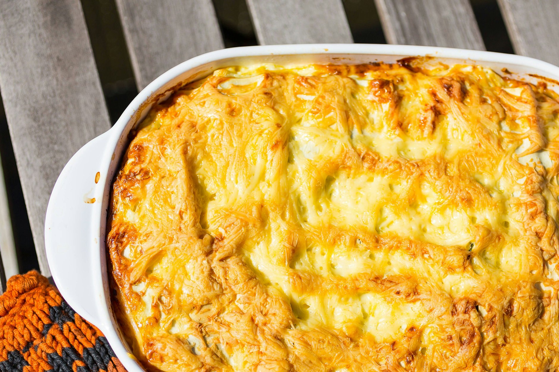 Mit Käse überbacken schmeckt Sauerkraut besonders lecker. Auch Kartoffeln und Würstchen gehören zu dem Rezept für dieses Gericht. 